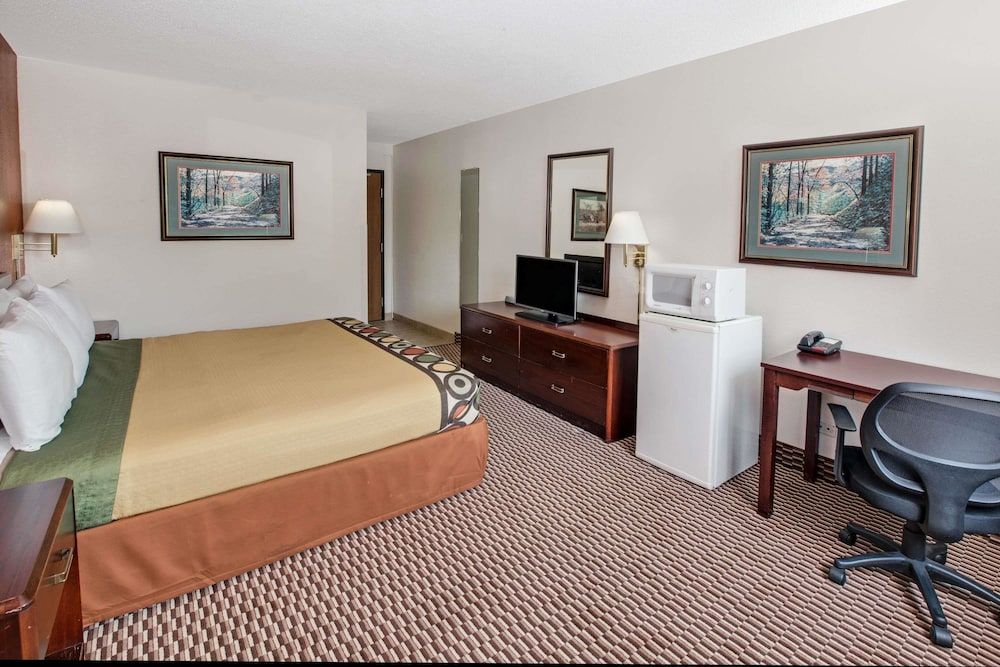 Super 8 by Wyndham Crystal Lake 3