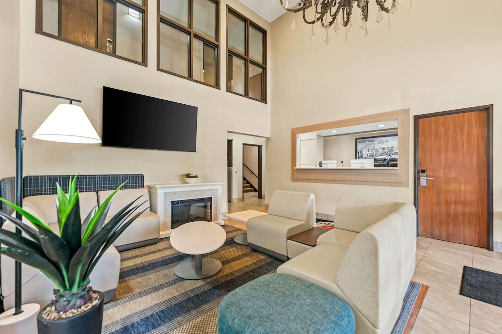 Super 8 by Wyndham Elgin 3