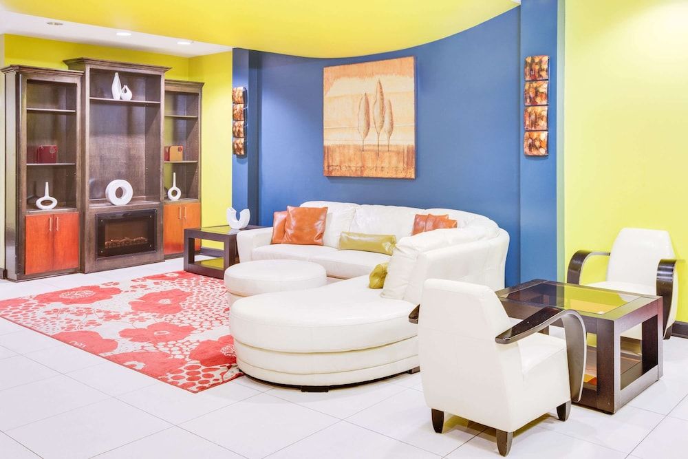 Days Inn & Suites by Wyndham Russellville 2