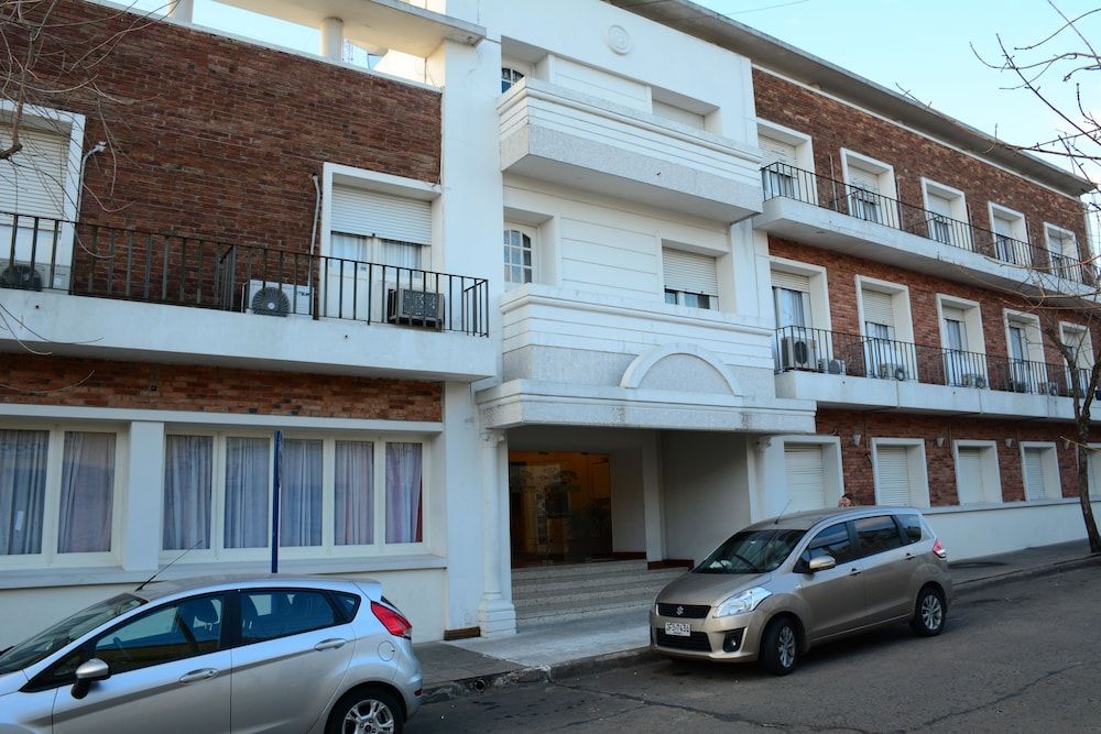 Hotel Crown 3 estrellas en Melo