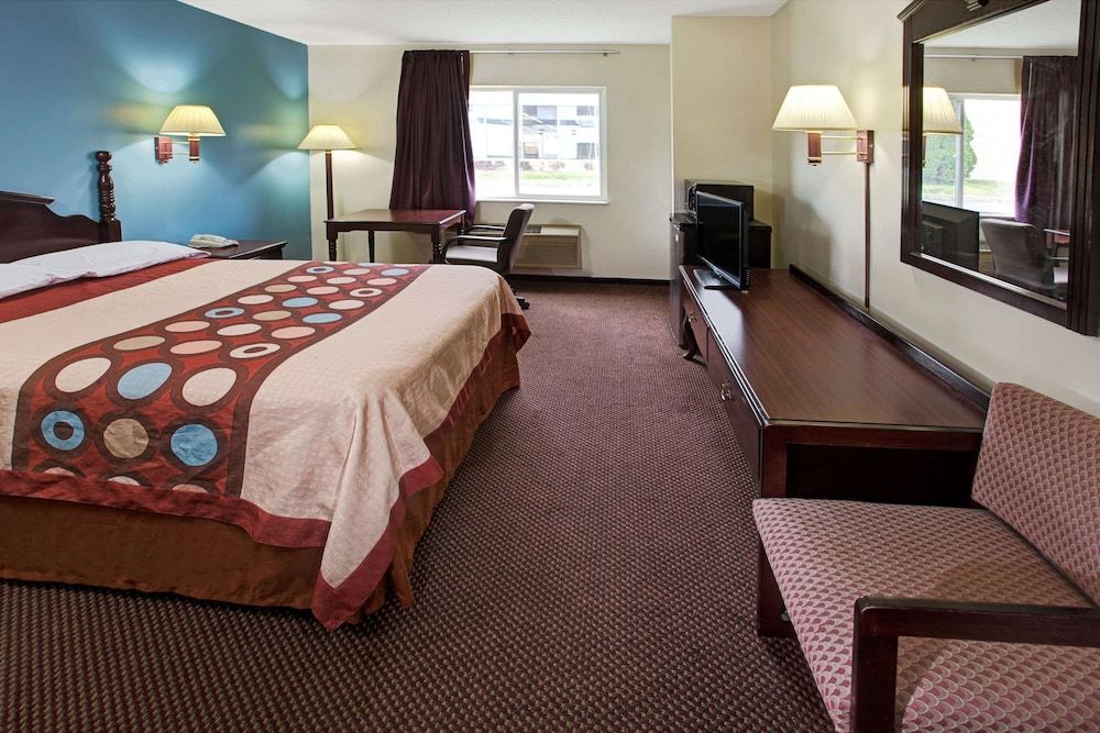 Super 8 by Wyndham Heath/Newark 3