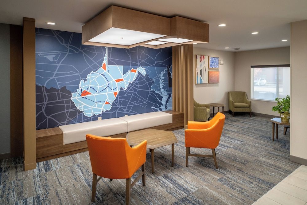 Holiday Inn Express and Suites Fairmont by IHG 3