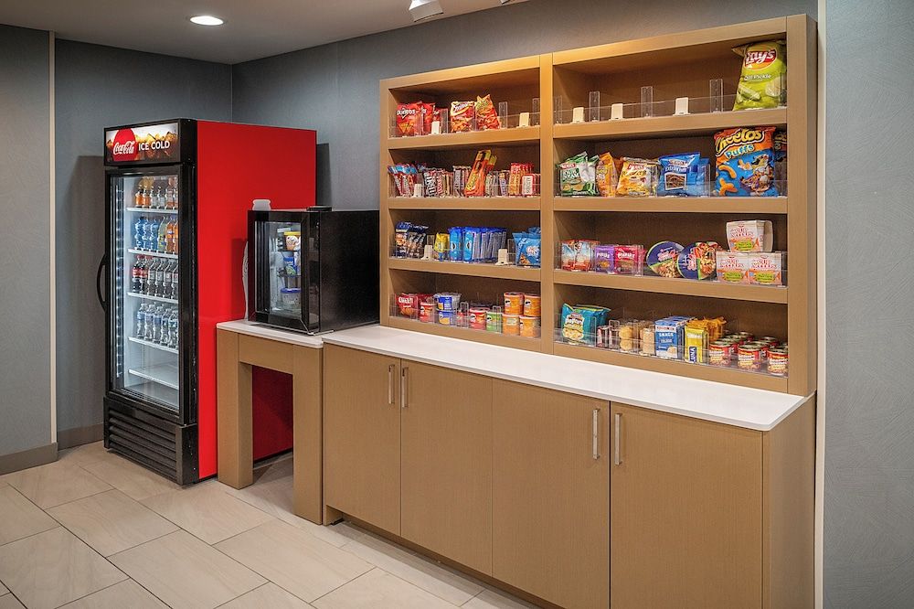 Holiday Inn Express and Suites Fairmont by IHG 2