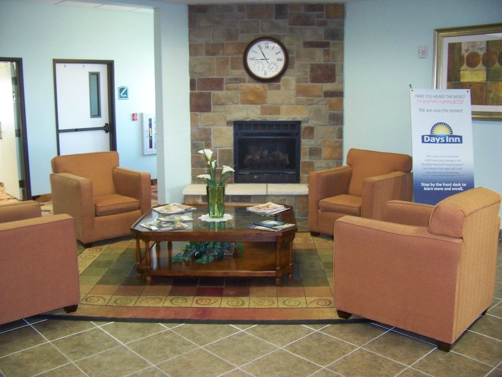 Days Inn & Suites by Wyndham Columbus NE 3