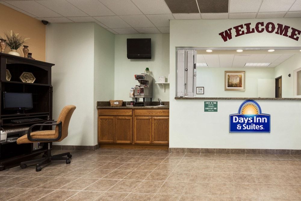 Days Inn & Suites by Wyndham Columbus NE 2