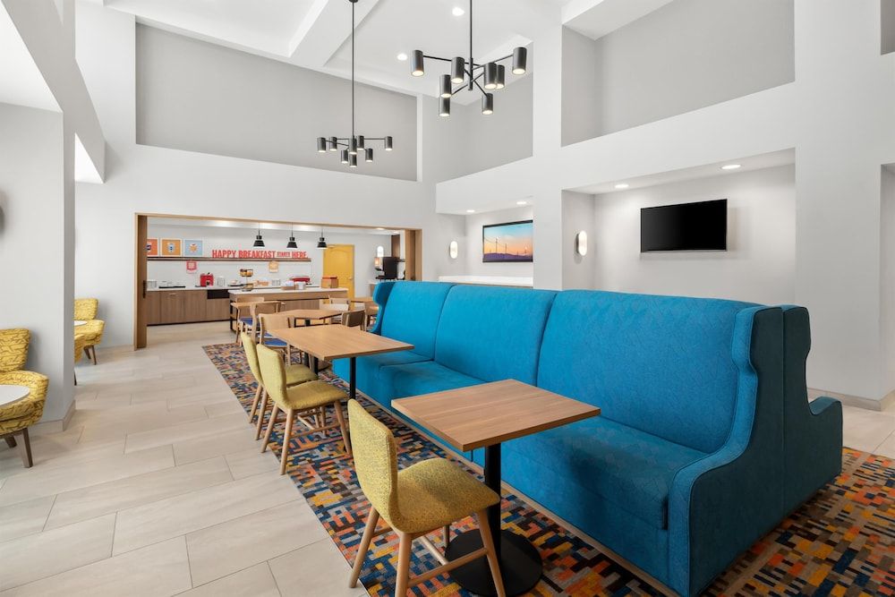 Hampton Inn & Suites New Castle 3