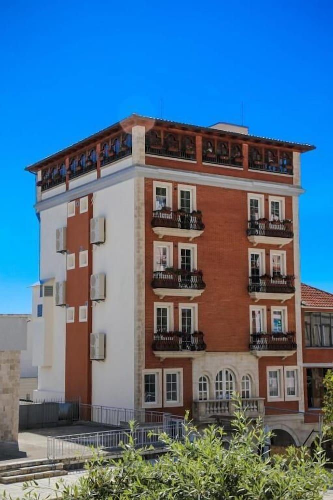Mervin Hotel 4 étoiles à Krujë