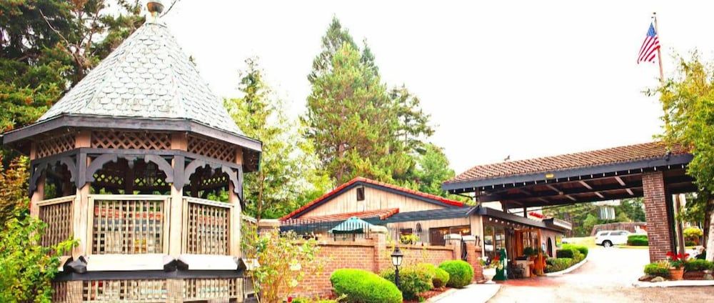 Coachman Inn & Suites 3
