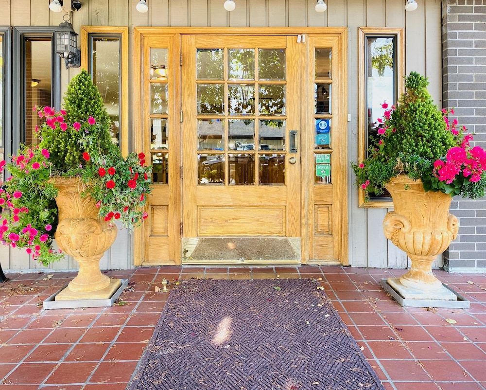 Coachman Inn & Suites 2