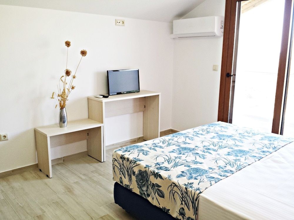Studios & Apartments Efrosini 2