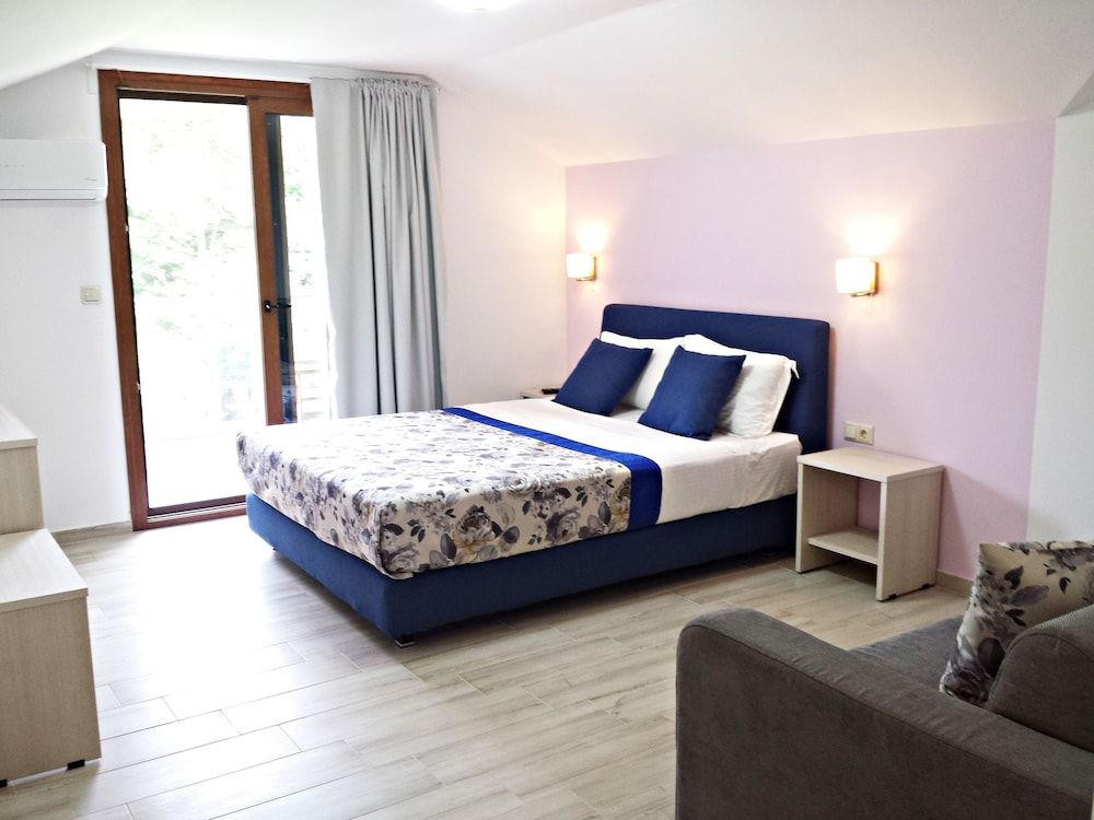 Studios & Apartments Efrosini 3