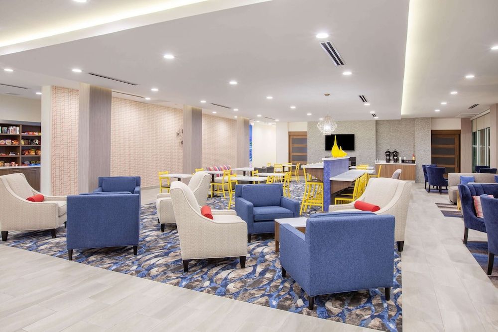 La Quinta Inn & Suites by Wyndham Dallas Duncanville 2