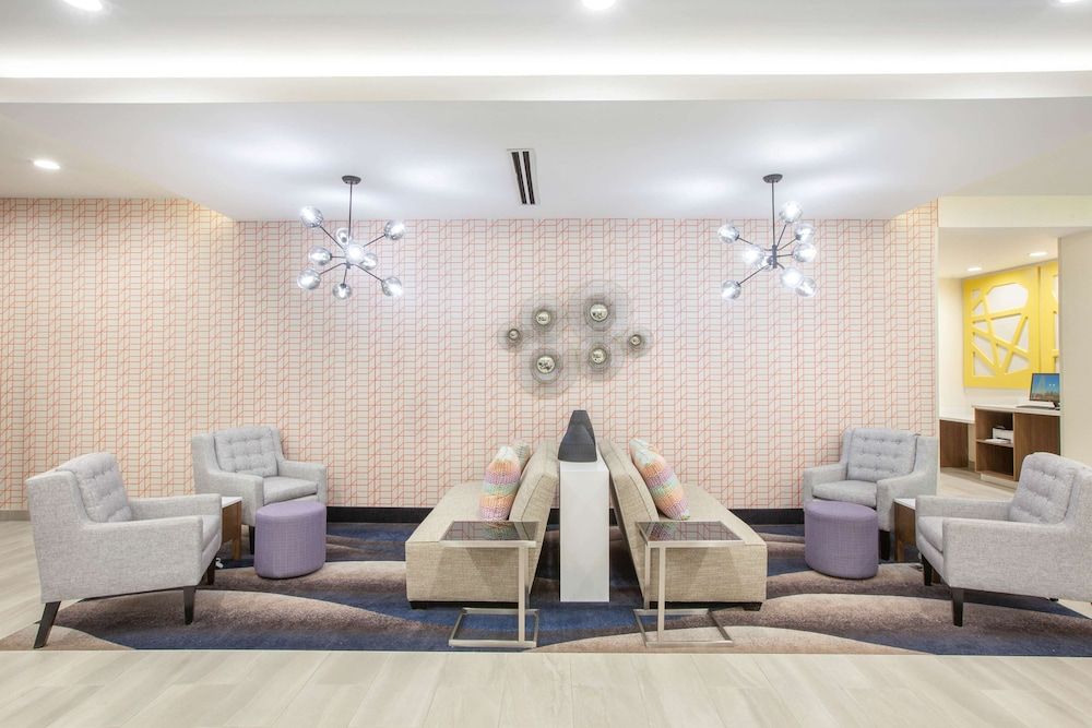 La Quinta Inn & Suites by Wyndham Dallas Duncanville 3