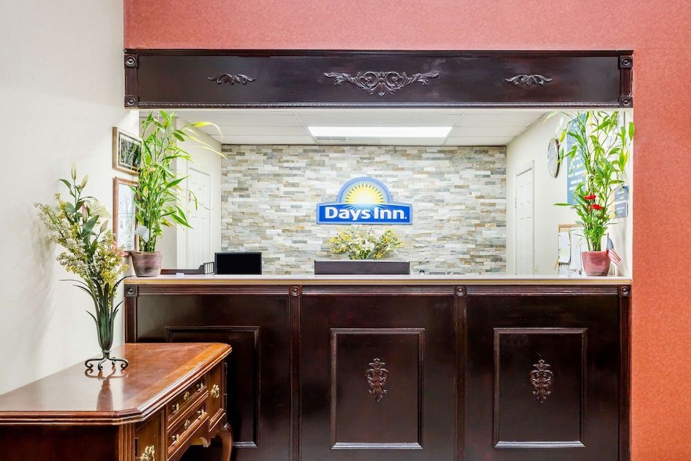 Days Inn by Wyndham Hendersonville 3