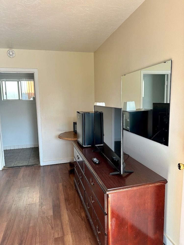 Lone Pine Motel 3