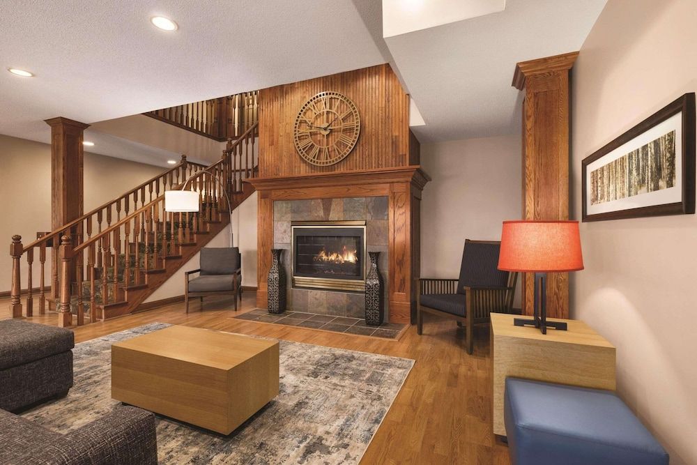 Country Inn & Suites by Radisson, Forest Lake, MN 3