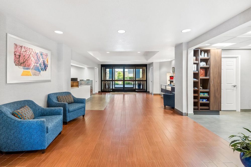 Hampton Inn & Suites Lathrop 2