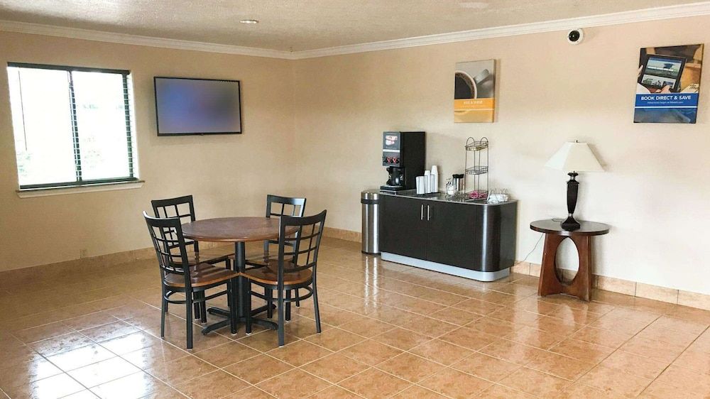 Motel 6 Alvin, TX 2