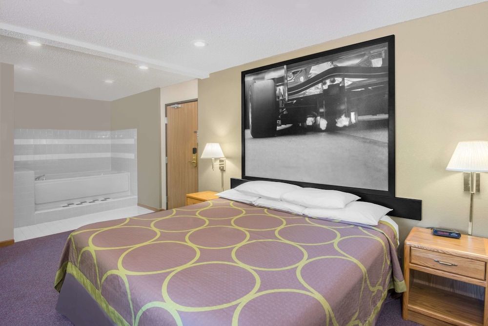 Super 8 by Wyndham Knoxville 2