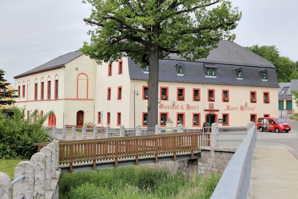 Pension Gasthof und Hotel Roter Hirsch -1 estrellas en Claußnitz