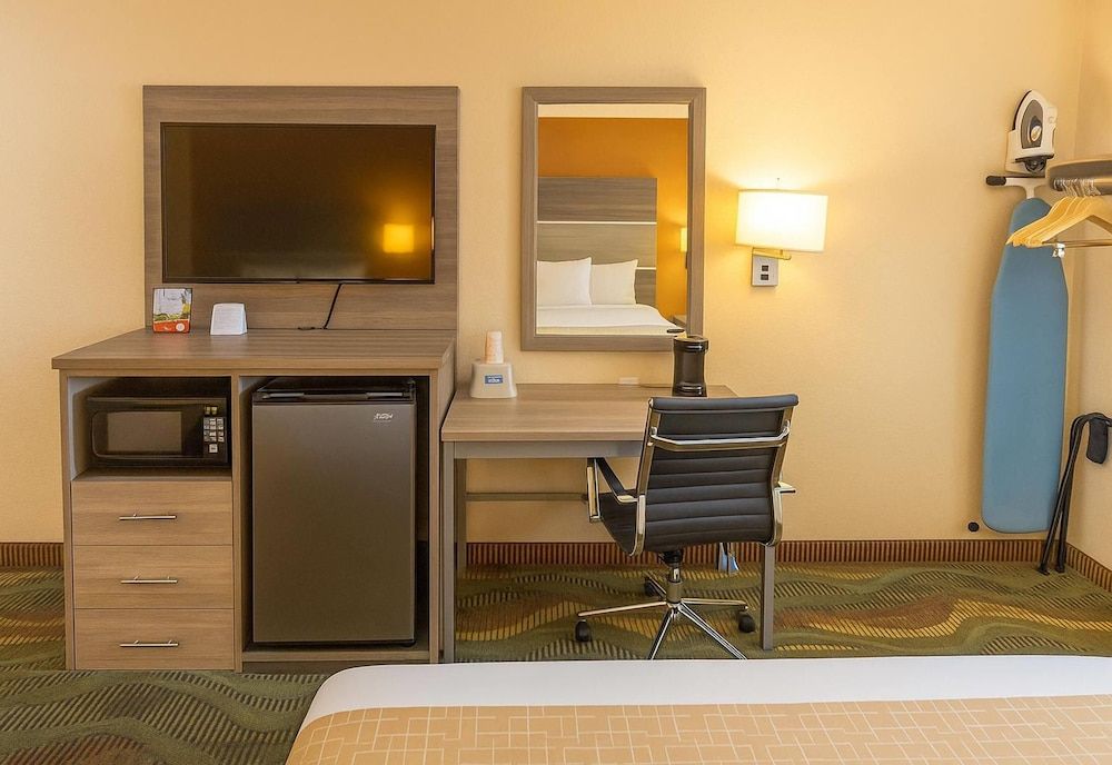 Travelodge by Wyndham Muskegon 3