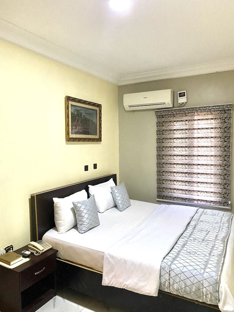 Nue Crest Hotel & Suites 3