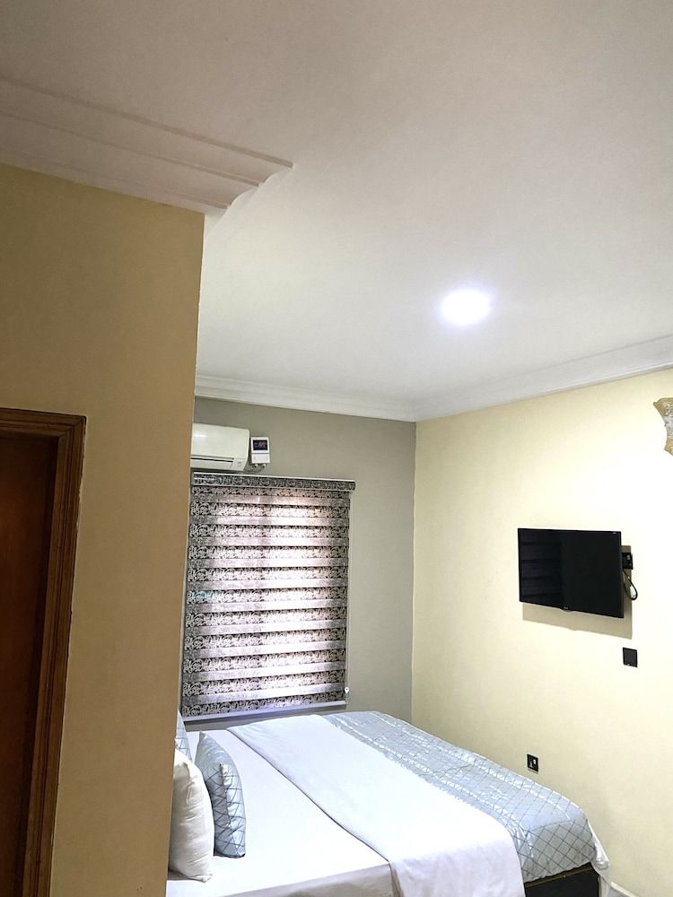 Nue Crest Hotel & Suites 2