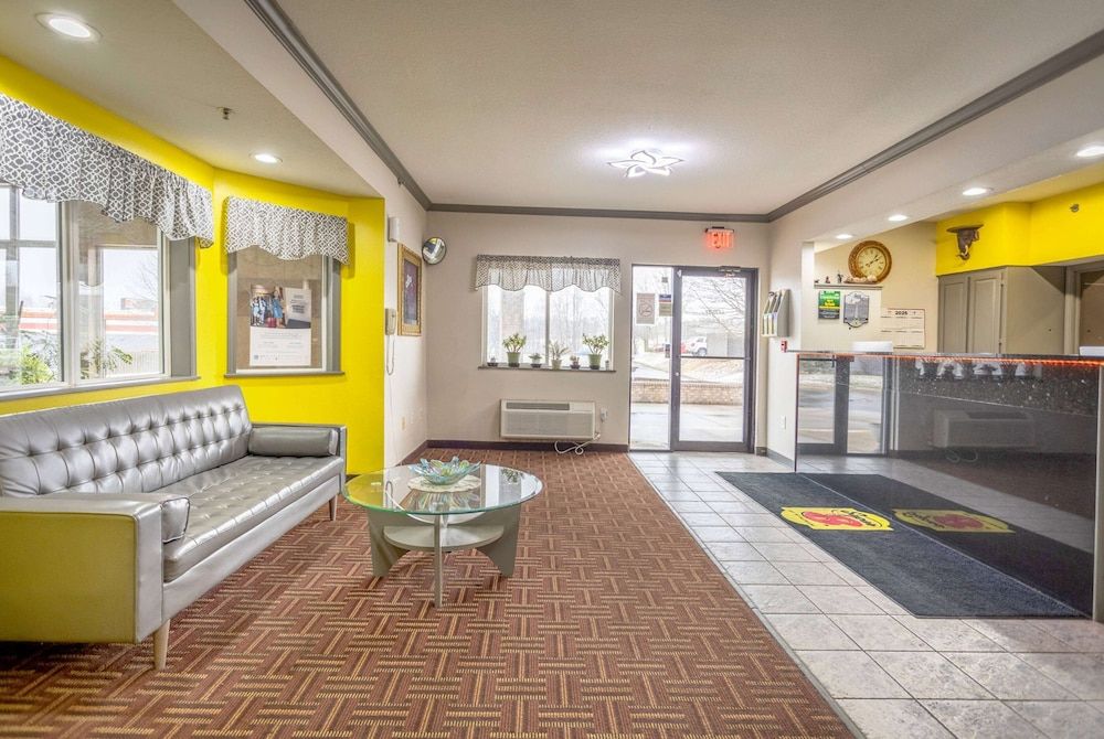 Super 8 by Wyndham Big Rapids 3