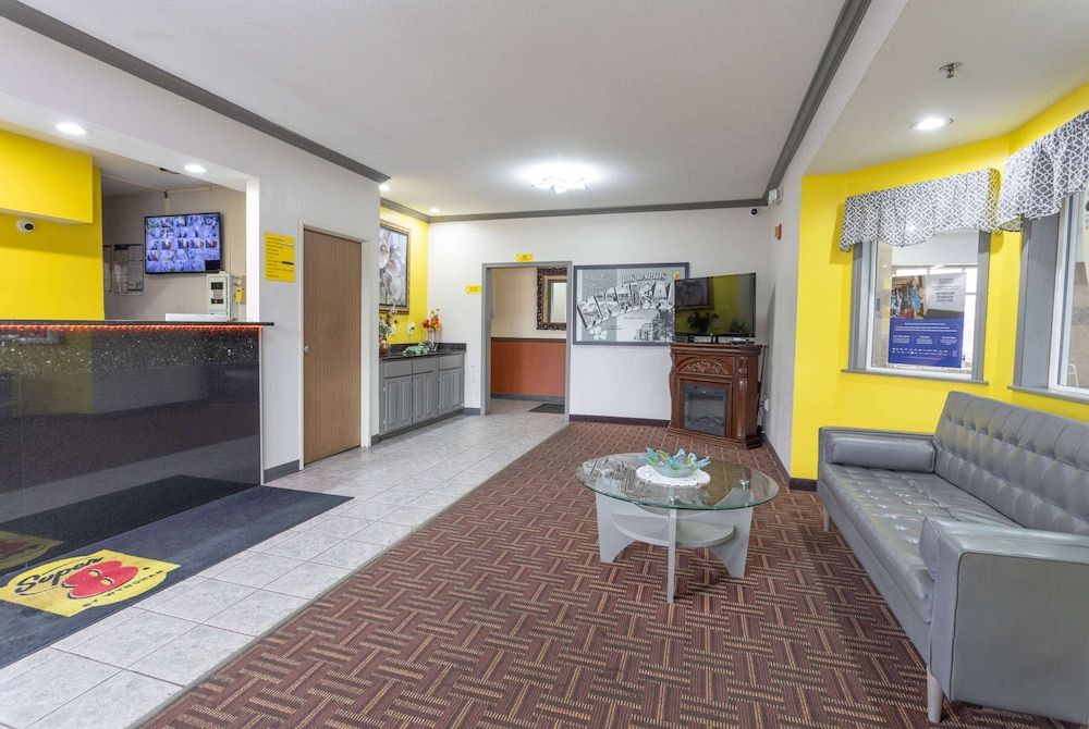 Super 8 by Wyndham Big Rapids 2