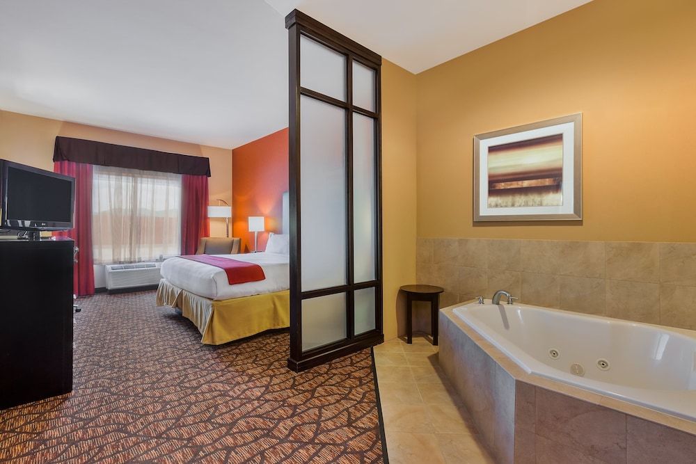 Holiday Inn Express & Suites Alpine Southeast by IHG 3