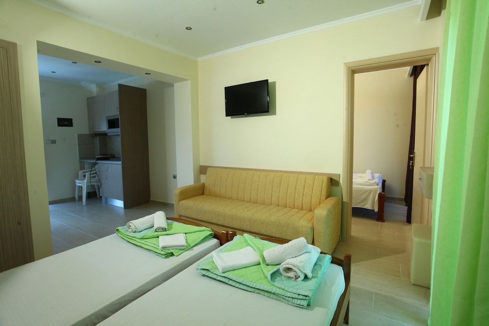 Studios Pieria 3