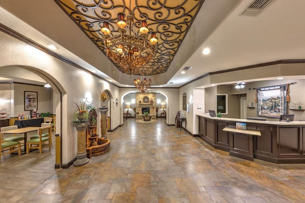 La Quinta Inn & Suites by Wyndham Marble Falls 2