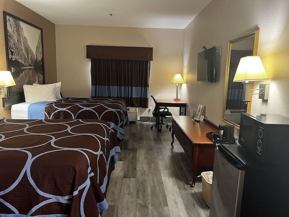 Hotel Piney Woods 3