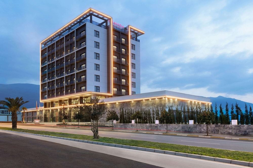 Ramada by Wyndham Tire 5 estrellas en Tire
