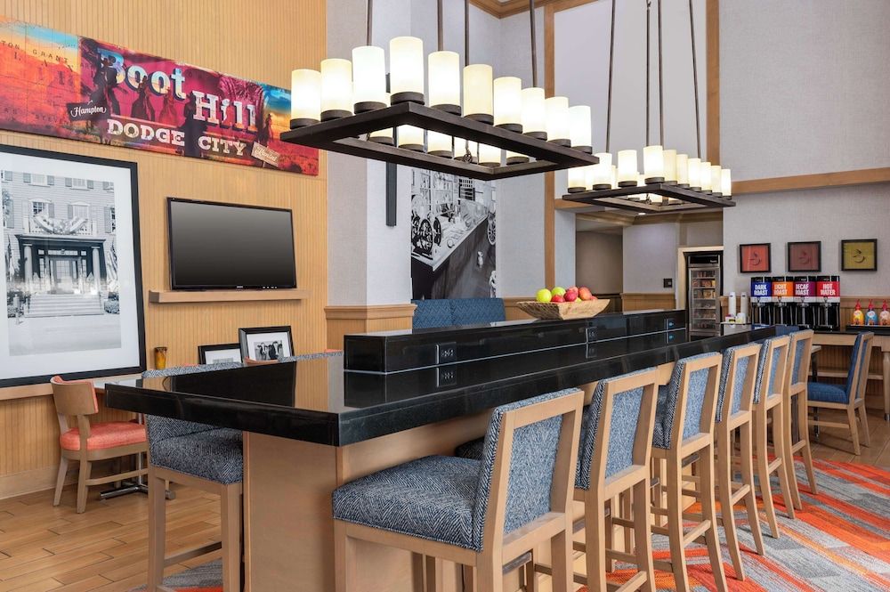 Hampton Inn & Suites by Hilton Dodge City 2