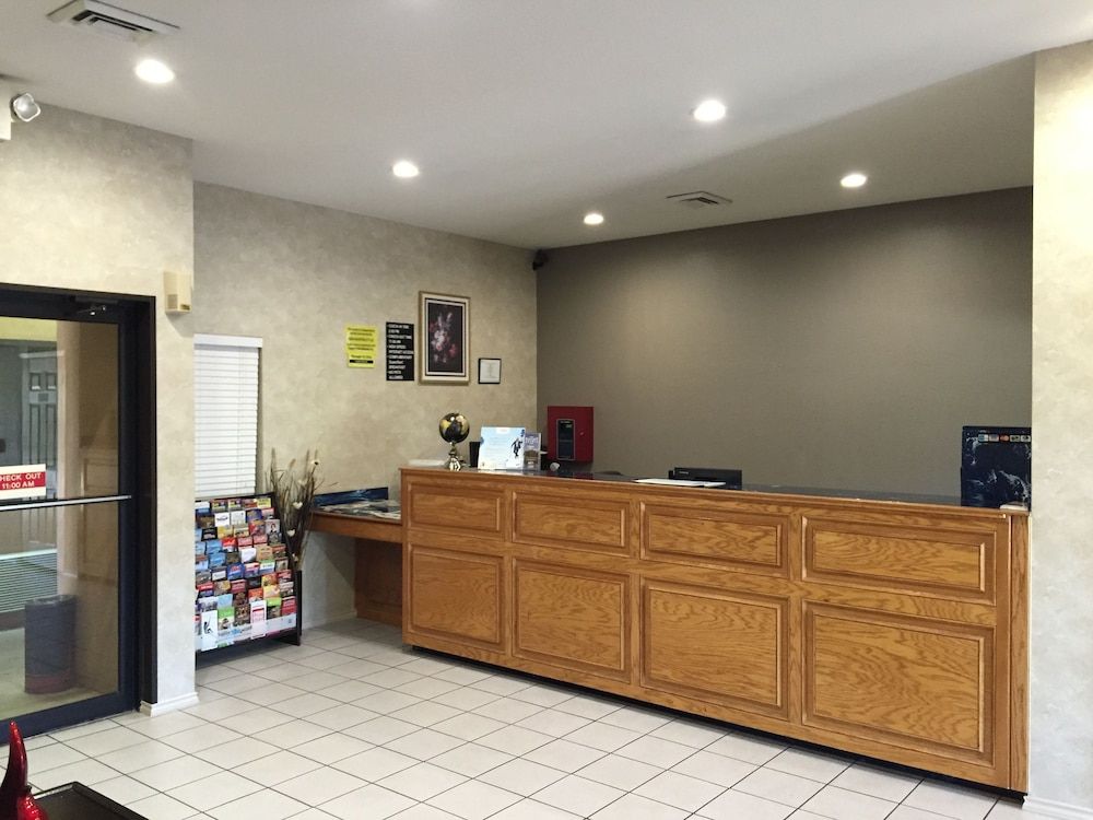 Super 8 by Wyndham Bastrop TX 3