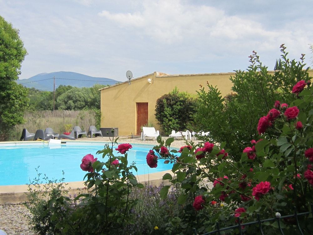 B&B Les Romarins -1 estrellas en Crestet