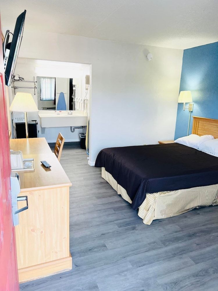 Super 8 by Wyndham Fort Scott 3