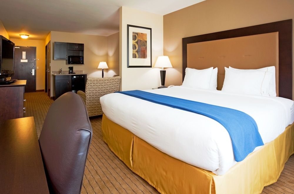 Holiday Inn Express Hotel & Suites Madison-Verona by IHG 3