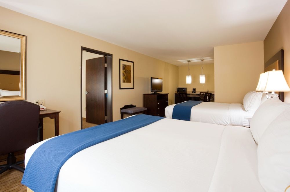 Holiday Inn Express Hotel & Suites Madison-Verona by IHG 2
