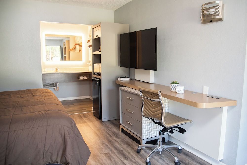 Columbus Inn and Suites 3