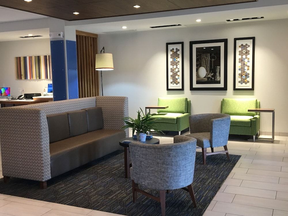 Holiday Inn Express & Suites Junction by IHG 3