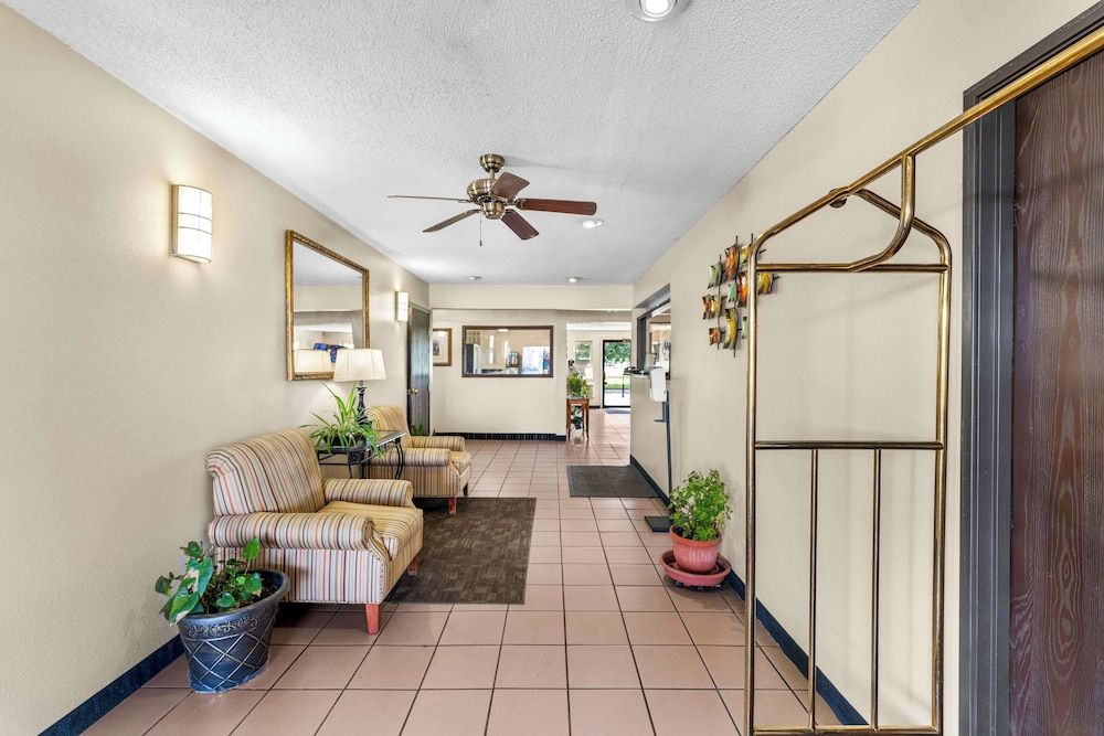 Americas Best Value Inn Decatur, IL 3