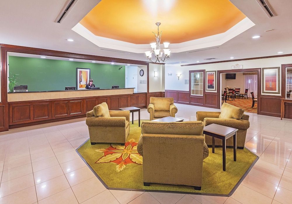La Quinta Inn & Suites by Wyndham Columbus TX 3