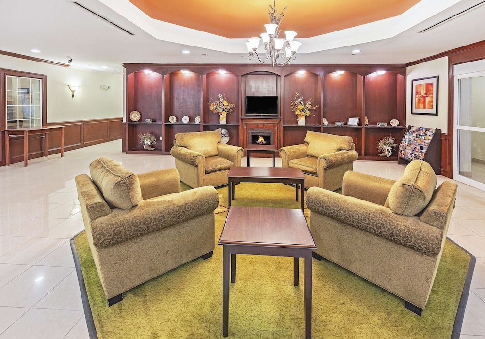 La Quinta Inn & Suites by Wyndham Columbus TX 2