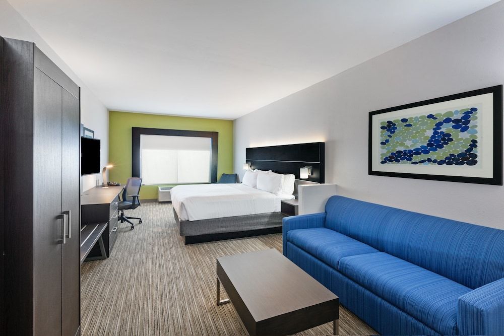 Holiday Inn Express & Suites Sealy by IHG 2