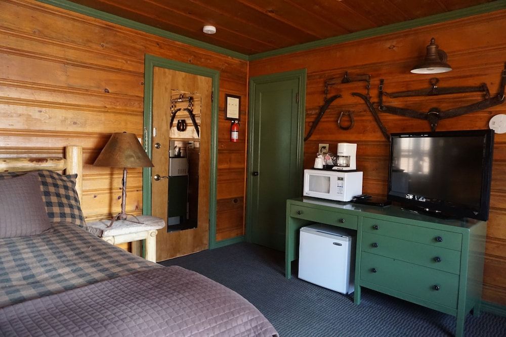 Shaver Lake Village Hotel 3