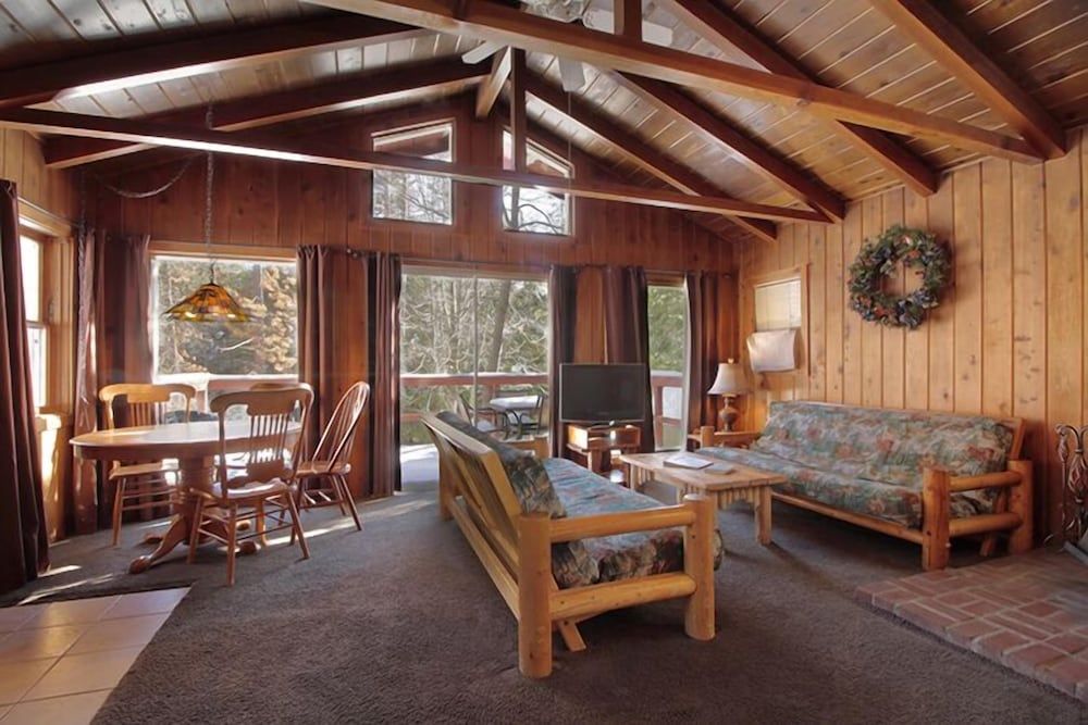 Silver Pines Lodge 3