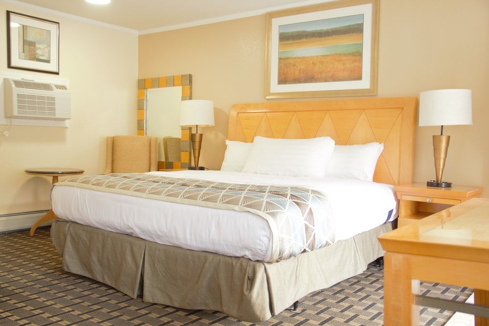 Rodeway Inn 3