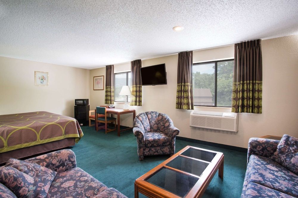 Super 8 by Wyndham Salem VA 3